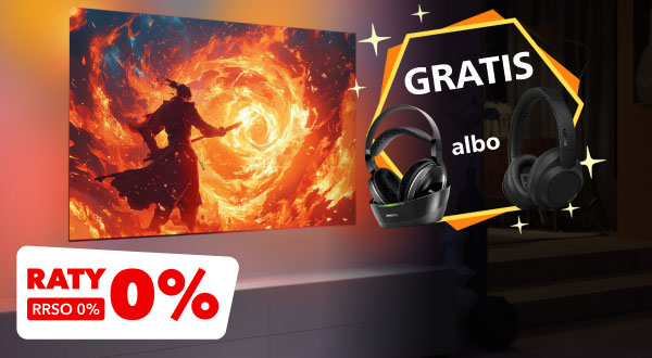 Ekran z dynamiczną sceną przedstawiającą postać stojącą przed wirującym ogniem. Obok ekranu znajduje się napis Gratis z grafiką dwóch zestawów słuchawek z napisem albo między nimi. W dolnym rogu widnieje informacja: Raty 0% RRSO 0%.