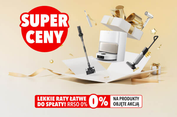 Na obrazie widnieje duży czerwony napis SUPER CENY na tle beżowym, obok którego znajdują się różne urządzenia domowe, takie jak odkurzacze i ekspres do kawy, unoszące się nad otwartym pudełkiem z kokardą. Na dole znajduje się czerwony pasek z białym napisem LEKKIE RATY ŁATWE DO SPŁATY! RRSO 0% NA PRODUKTY OBJĘTE AKCJĄ.