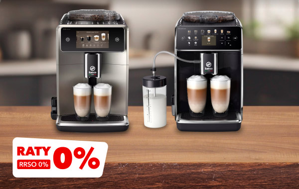 Dwa ekspresy do kawy z logo Saeco, każdy z dwoma filiżankami kawy z mleczną pianką. W lewym dolnym rogu widnieje napis: Raty 0% RRSO 0%.
