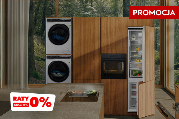 Na zdjęciu znajduje się nowoczesna kuchnia z drewnianymi szafkami, w których zabudowane są pralka, suszarka, piekarnik oraz otwarta lodówka z widocznymi produktami spożywczymi. W lewym dolnym rogu widnieje napis RATY 0% RRSO 0%, a w prawym górnym rogu czerwony baner z napisem PROMOCJA.
