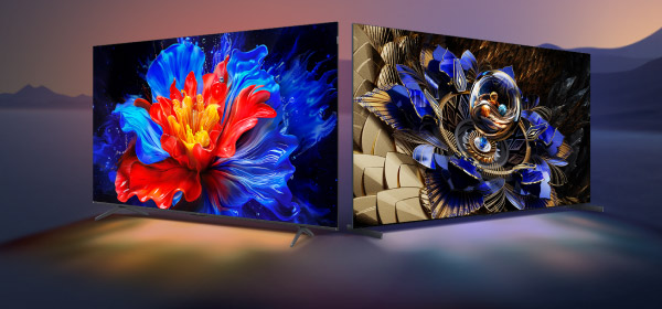 Dwa telewizory z wyświetlonymi na ekranach kolorowymi grafikami. Pierwszy ekran pokazuje abstrakcyjny wzór przypominający kwiat w odcieniach czerwieni i niebieskiego, a drugi ekran przedstawia skomplikowaną kompozycję geometryczną z elementami w kolorach złota i niebieskiego.