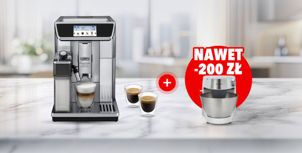 Na zdjęciu znajduje się ekspres do kawy, obok którego stoją trzy filiżanki z kawą oraz spieniacz do mleka. Na czerwonym tle widnieje napis NAWET -20% ZŁ.