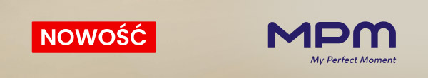 Na beżowym tle znajduje się czerwony prostokąt z białym napisem Nowość. Obok widnieje logo MPM z hasłem: My Perfect Moment.