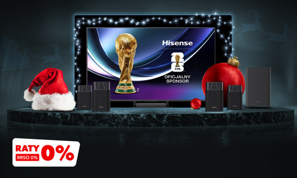 Telewizor z wyświetlonym pucharem świata i napisem: Hisense Oficjalny Sponsor, otoczony świątecznymi dekoracjami, takimi jak czapka Mikołaja i bombki. W dolnym rogu widnieje napis: Raty 0%, RRSO 0%.