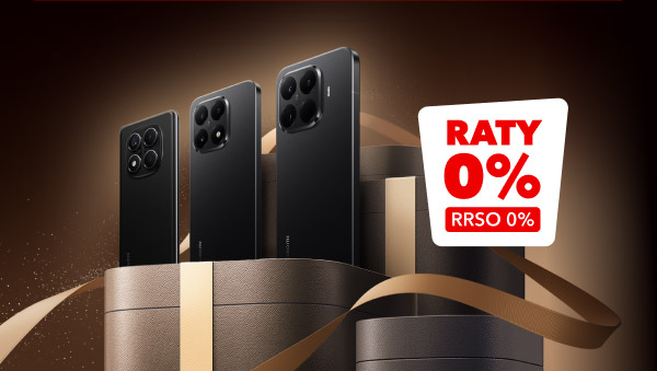Trzy czarne smartfony ustawione pionowo na tle ozdobnych, cylindrycznych pudełek z brązowymi wstążkami. Po prawej stronie widoczny jest napis: Raty 0% RRSO 0%.