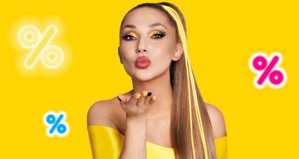 Cleo z trzema symbolami procentu w tle.